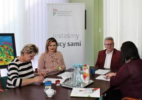 Pokaż zdjęcie: Podpisanie umowy z Aliną Starek Prezes Zarządu Stowarzyszenia na rzecz Dzieci i Młodzieży Niepełnosprawnej Ruchowo w Lublinie oraz Lidią Chruściel Skrabnikiem Stowarzyszenia