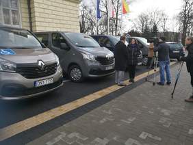 Pokaż zdjęcie: Nowe pojazdy do przewozu osób niepełnosprawnych dla jednostek z powiatu nyskiego