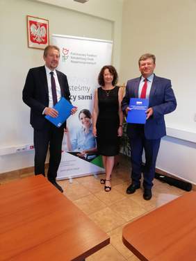 Pokaż zdjęcie: Podpisanie umowy Ostrowiec Św. 