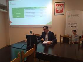 Pokaż zdjęcie: Pracownik PFRON prowadzi szkolenie