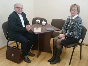 Pokaż zdjęcie: Ksiądz mgr Bogdan Kordula – dyrektor Caritas Archidiecezji Krakowskiej oraz Marta Mordarska – dyrektor Oddziału Małopolskiego PFRON