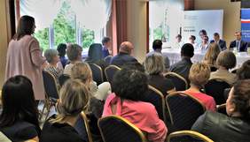 Przedstawicielka organizacji pozarządowej zadaje pytania podczas spotkania