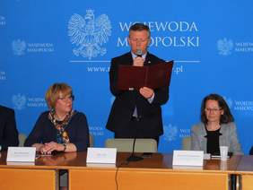 Pokaż zdjęcie: Odczytanie listu od Elżbiety Rafalskiej - Minister Rodziny, Pracy i Polityki Społecznej