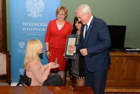 Pokaż zdjęcie: Przekazanie nagrody