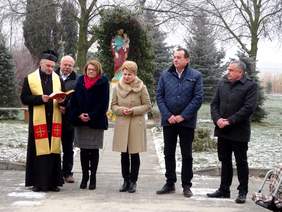 Poświęcenie pojazdu - od lewej: ks. mgr M. Idczak, dyr. DPS-u - A. Kownacki, dyr. K-P. Oddziału PFRON - A. Gierej, gł. ks. DPS-u - B. Głowacka, starosta i wicestarosta pow.aleksandrowskiego - D. Wochna i W. Marjański