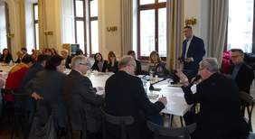 Pokaż zdjęcie: debata pomiędzy łódzkimi samorządowcami a  Dyrektorem Oddziału Łódzkiego PFRON Władysławem Skwarką