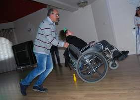 Pokaż zdjęcie: Konkurs "Slalom" na wózkach