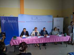 Pokaż zdjęcie: Briefing z mediami