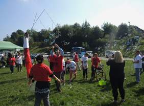 Pokaż zdjęcie: Uczestnicy integracyjnego Pikniku w Wieliczce 