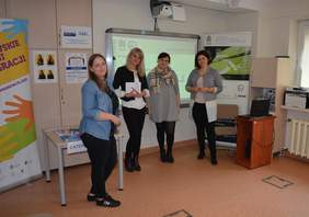 Pokaż zdjęcie: Przedstawiciel Małopolskiego Oddziału PFRON podczas warsztatu "Migając przełamujemy bariery" zorganizowanych w ramach XII Krakowskich Dni Integracji.