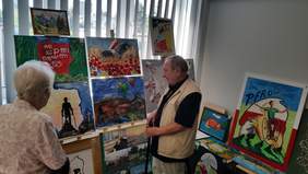 Pokaż zdjęcie: Oglądanie wystawy prac uczestników XVI edycji Konkursu Plastycznego PFRON przez mieszkańców Domu Pomocy Społecznej z Poznania