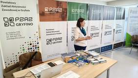 Pokaż zdjęcie: Pracownik ZUS omawia ogólnie wsparcie dla ON