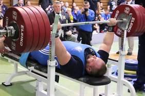 Pokaż zdjęcie: Niepełnosprawny zawodnik w trakcie podnoszenia sztangi