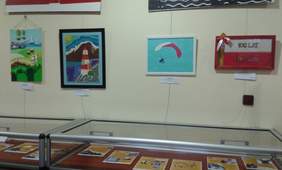 Pokaż zdjęcie: Prace plastyczne na wystawie