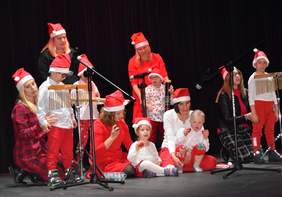 Pokaż zdjęcie: Maluszki z opiekunami w strojach Mikołaja