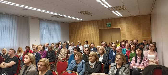 Pokaż zdjęcie: Widoczni uczestnicy spotkania w sali konferencyjnej