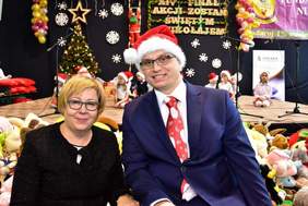 Pokaż zdjęcie: Marta Mordarska – dyrektor Małopolskiego Oddziału PFRON oraz Piotr Wojtas – kierownik Zakładu Aktywności Zawodowej w Stróżach (fot. Krzysztof Gryzło)