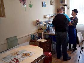 Pracownia fusingu. Zdjęcie pochodzi ze zbiorów ŚDS w Brodnicy prowadzonego przez Caritas Diecezji Toruńskiej.