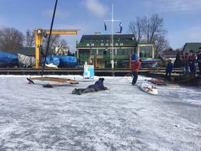Uczestnicy szkolenia podczas zajęć teoretycznych (zdjęcie z zasobów Yacht Clubu Arcus)