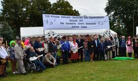 Pokaż zdjęcie: uczestnicy i goście imprezy (w środku Włdysław Skwarka - Dyrektor Oddziału)