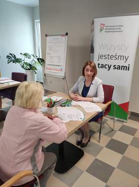 Pokaż zdjęcie: Stoisko Oddziału Małopolskiego PFRON podczas wydarzenia „Żyj aktywnie” w Centrum Rehabilitacji Społecznej i Zawodowej ZAZ „Słoneczne Wzgórze” w Tarnowie 