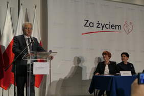 Pokaż zdjęcie: Wystąpienie Krzysztofa Michałkiewicza na konferencji podsumowowującej konsultacje społęczne programu kompleksowego wsparcia 