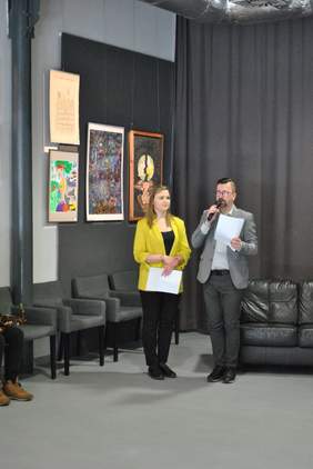 Pokaż zdjęcie: Rozpoczęcie panelu dyskusyjnego podczas wernisażu 