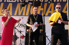 Pokaż zdjęcie: Prowadząca Olga Bończyk i organizator przedstawiciel Stowarzyszenia FADO Michał Krykant