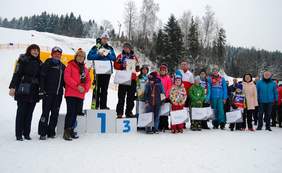 Pokaż zdjęcie: Dekoracja zawodników z niepełnosprawnościami