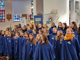 Pokaż zdjęcie: Pastorałka w wykonaniu młodzieży szkolnej