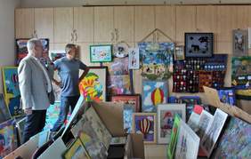 Pokaż zdjęcie: Komisja ogląda prace w kategorii tkanina i aplikacja