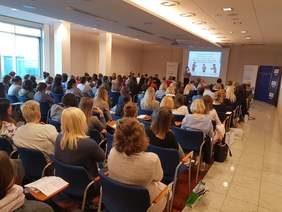 Pokaż zdjęcie: Uczestnicy konferencji PFRON w Poznaniu pt.: „Do twarzy mi w niebieskim – o barwach wokół autyzmu w codziennej komunikacji”