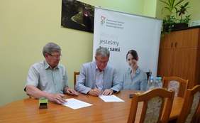 Pokaż zdjęcie: podpisanie porozumienia o wzajemnej współpracy przez przedstawicieli regionalnych instytucji