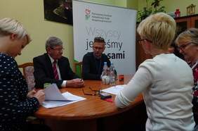 Pokaż zdjęcie: podpisanie umowy  w dniu 09.11.2018 przez przedstawicieli Stowarszyszenia ... Wspólna Troska w Skierniewicach Elżbietę Melon, Ewę Kaźmierczak oraz pełnomocników PFRON