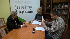 Pokaż zdjęcie: podpisanie umowy: Władysław Skwarka Dyrektor Oddziału Łódzkiego PFRON, Alicja Wajchert Prezes Zarządu ZPCHr TEXPOL sp. z o.o., Przemysław Suligorski Specjalista 