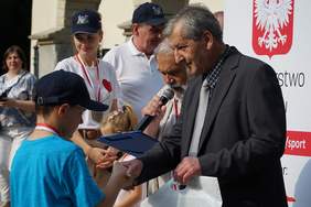 Pokaż zdjęcie: Wręczenie nagrody przez dyrektora Oddziału Śląskiego PFRON Jana Wrońskiego