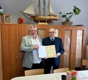 Pokaż zdjęcie: Kierownik WTZ Roman Szczygieł wręczył dyrektorowi Oddziału Świętokrzyskiego PFRON Andrzejowi Michalskiemu dyplom „Za okazaną życzliwość, za pomocną dłoń, która nieustannie wspiera działalność WTZ”. 