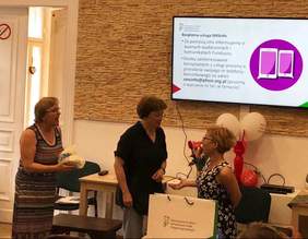 Pokaż zdjęcie: Dwie kobiety stoją naprzeciwko Dyrektora Oddziału Mazowieckiego PFRON