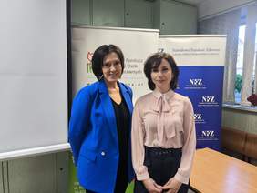 Pokaż zdjęcie: Dwie kobiety pozują do pamiątkowego zdjęcia.