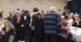 Pokaż zdjęcie: Składanie życzeń podczas Spotkania Opłatkowego