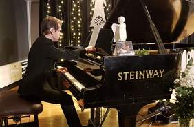 Pokaż zdjęcie: Grzegorz Płonka podczas koncertu "Kolędujmy z Aniołami"