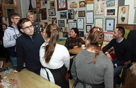 Pokaż zdjęcie: Wyjątkowi kelnerzy w kawiarni Fado Cafe w Grudziądzu