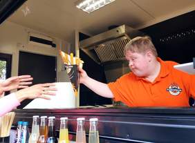 Pokaż zdjęcie: Karolina podaje gotową porcję frytek