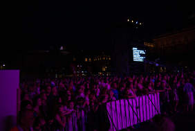 Pokaż zdjęcie: Publiczność podczas Finału 14. Festiwalu Zaczarowanej Piosenki na Krakowskim Rynku 