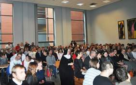 Pokaż zdjęcie: Uczestnicy wielkopolskiej gali Konkursu Plastycznego „Sztuka Osób Niepełnosprawnych"