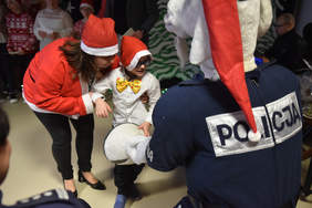 Pokaż zdjęcie: Prezenty rozdawał policyjny koziołek (fot. Radio  eM Kielce)