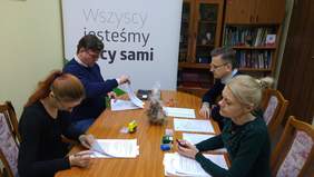 Pokaż zdjęcie: przedstawiciele Stowarzyszenia Centrum Wolontariatu Nadzieja w Łowiczu oraz pełnomocnik i pracownik Oddziału Łódzkiego PFRON