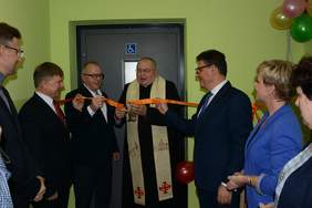 Pokaż zdjęcie: uroczyste poświęcenie windy oddanej do użytku