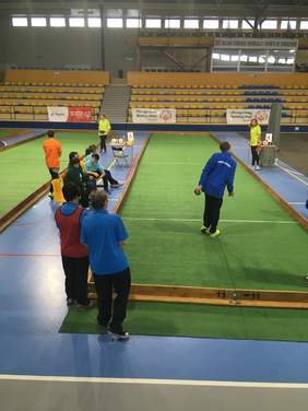 Pokaż zdjęcie: Zawodnik na boisku - w trakcie bocce