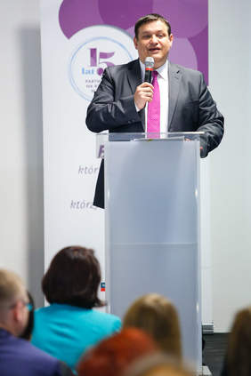 Pokaż zdjęcie: prof. UW dr hab. Jacek Męcina – Sekretarz Stanu w Ministerstwie Pracy i Polityki Społecznej wita zaproszonych gości